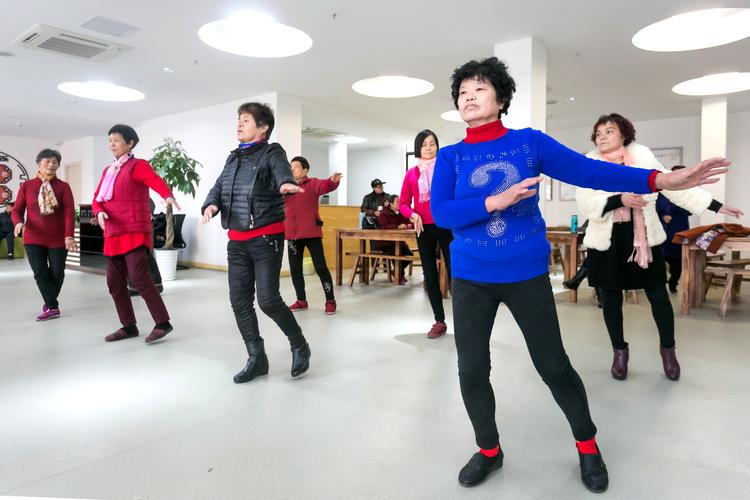 舞蹈视频中老年人慢动作