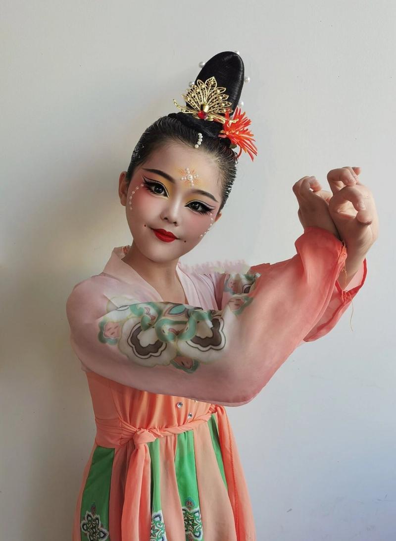 中国舞的表演妆容浓妆的相关图片