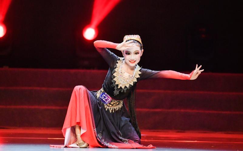 演出现场舞蹈维吾尔族的相关图片